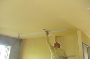 天井の石膏ボードもバイオ加工してあります。 それにバイオ珪藻土（鬼に金棒の仕上げです(^_^)） 